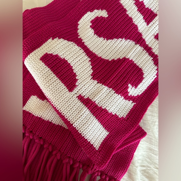AUTHENTIC Versace Logo Wool Intarsia Fuchsia Scarf - Picture 6 of 6
